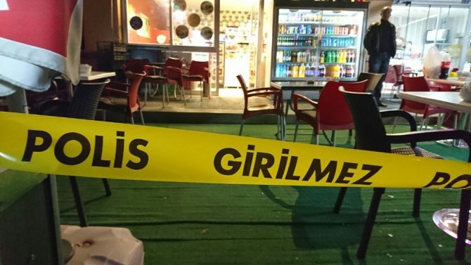 Annesine küfür ettiğini iddia ettiği genci bıçaklayarak öldürdü