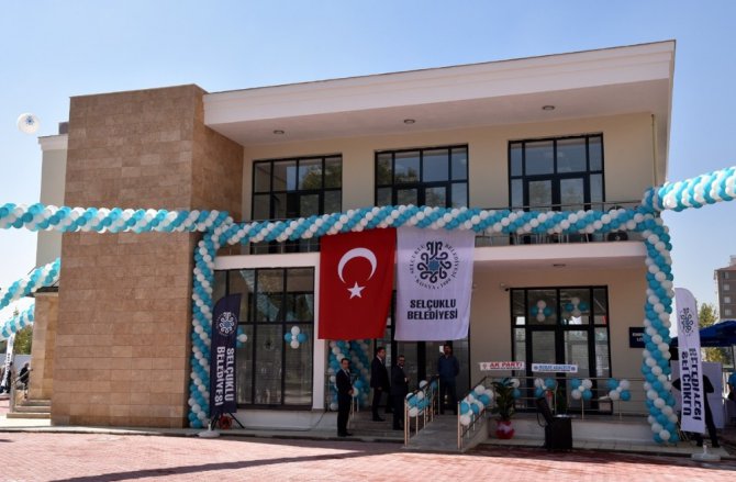 Başkan Altay’dan muhtarlara anlamlı hediye