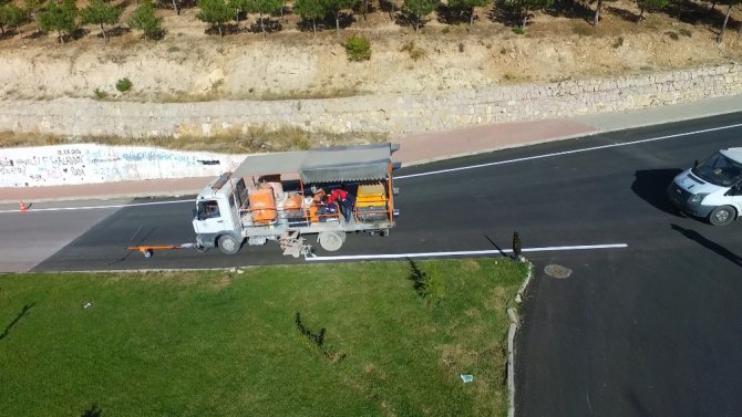 Beyşehir’de asfaltlanan caddelerde yol çizgi çalışması