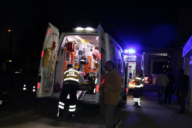 Otomobil ile minibüs çarpıştı: 3 yaralı