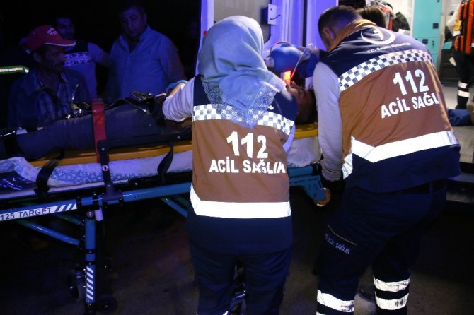Otomobil ile minibüs çarpıştı: 3 yaralı