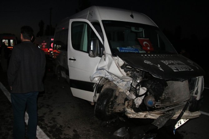 Otomobil ile minibüs çarpıştı: 3 yaralı