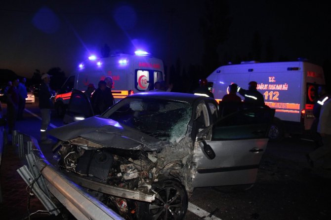 Otomobil ile minibüs çarpıştı: 3 yaralı