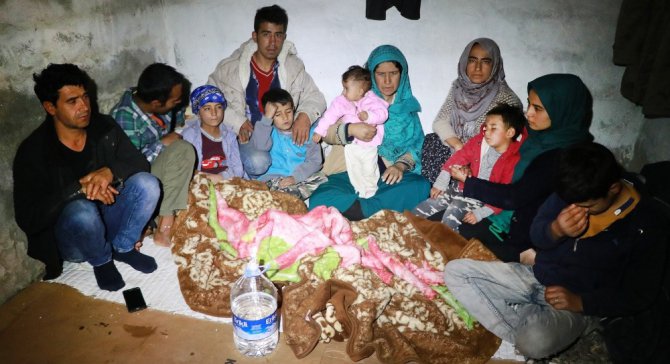 Taliban’dan kaçan 10 kişilik Afgan aile tek göz barakadan kurtarıldı