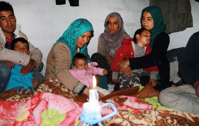 Taliban’dan kaçan 10 kişilik Afgan aile tek göz barakadan kurtarıldı