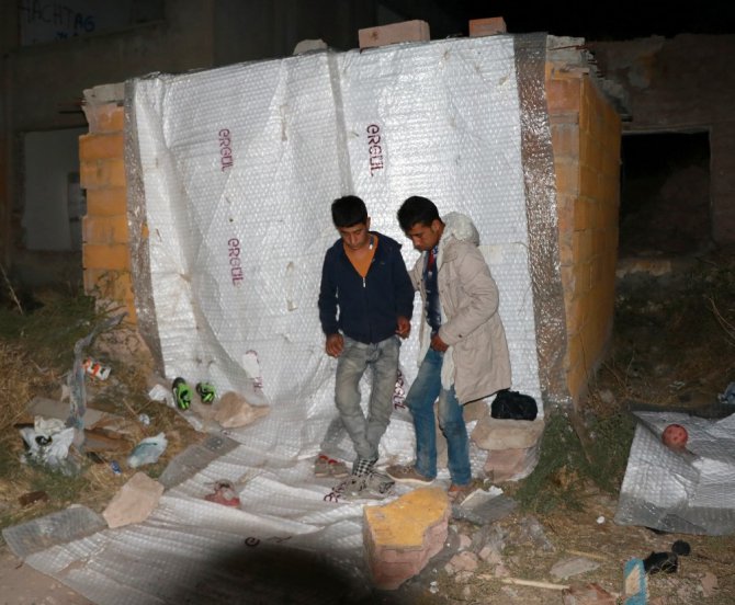 Taliban’dan kaçan 10 kişilik Afgan aile tek göz barakadan kurtarıldı