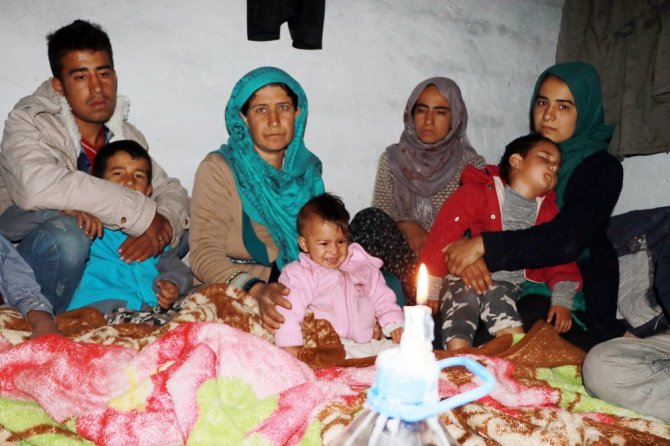 Taliban’dan kaçan 10 kişilik Afgan aile tek göz barakadan kurtarıldı