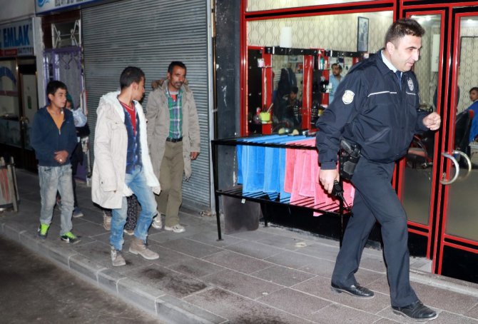 Taliban’dan kaçan 10 kişilik Afgan aile tek göz barakadan kurtarıldı