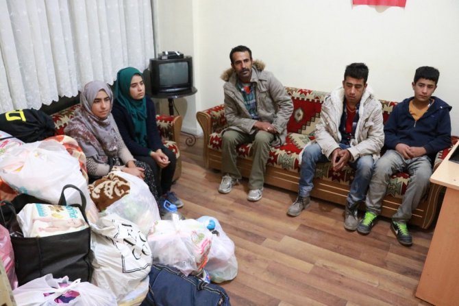 Taliban’dan kaçan 10 kişilik Afgan aile tek göz barakadan kurtarıldı
