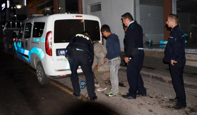 Taliban’dan kaçan 10 kişilik Afgan aile tek göz barakadan kurtarıldı