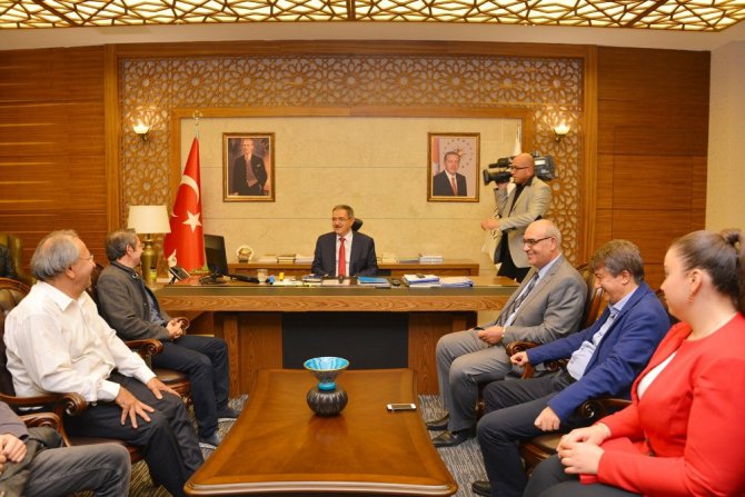 Ödüllü genç iletişimcilerden, Rektör Şahin’e ziyaret