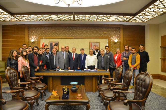 Ödüllü genç iletişimcilerden, Rektör Şahin’e ziyaret