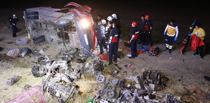 Kazada kamyonda sıkışan sürücüye ‘Sadece ayağın kırık’ tesellisi