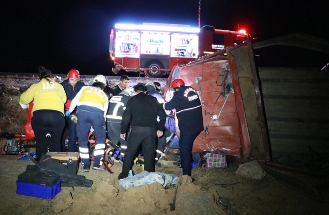 Kazada kamyonda sıkışan sürücüye ‘Sadece ayağın kırık’ tesellisi
