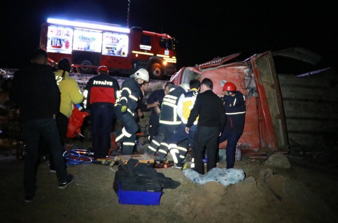 Kazada kamyonda sıkışan sürücüye ‘Sadece ayağın kırık’ tesellisi