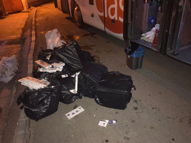 Yolcu otobüsünün koltuk içinden ve tavanından kaçak sigara çıktı