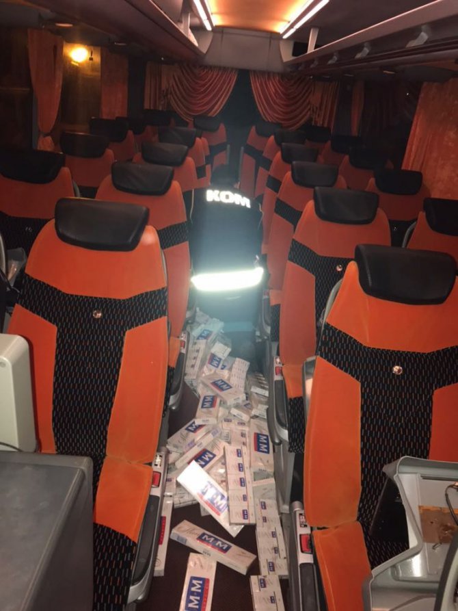 Yolcu otobüsünün koltuk içinden ve tavanından kaçak sigara çıktı