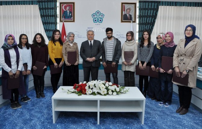 NEÜ’de birinci öğrencilere tebrik mektupları verildi