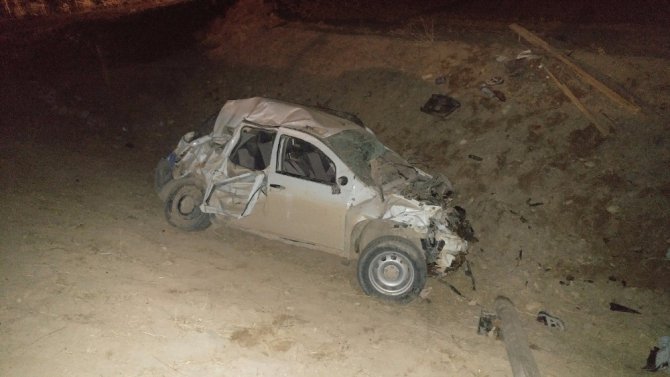Köpeğe çarpan otomobil şarampole yuvarlandı: 1 ölü, 4 yaralı