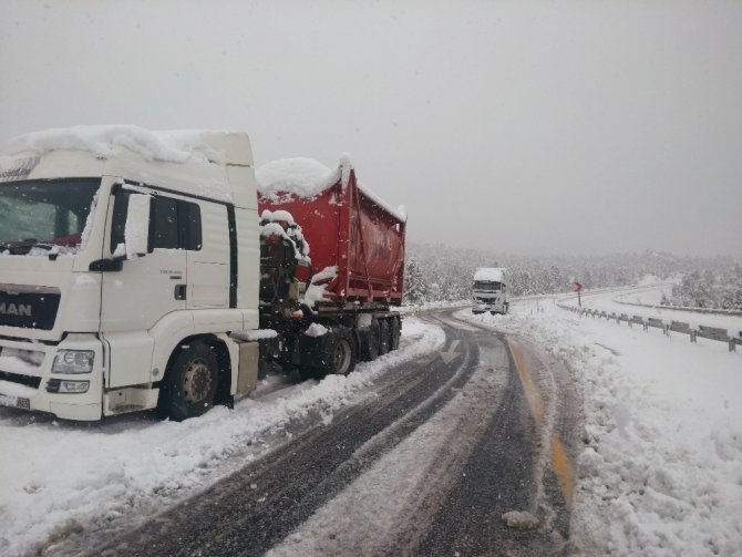 Seydişehir-Antalya karayolu kardan 5 saat kapandı