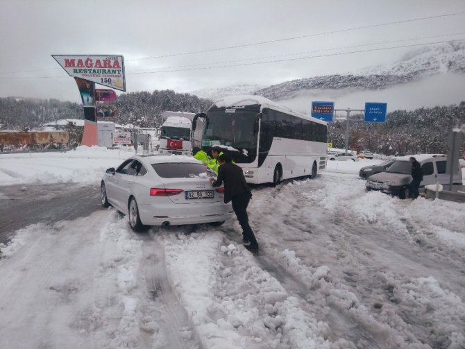 Seydişehir-Antalya karayolu kardan 5 saat kapandı