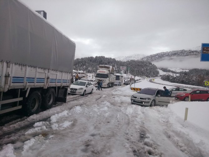 Seydişehir-Antalya karayolu kardan 5 saat kapandı