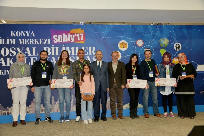 Ülkenin geleceği olan başarılı gençler ödüllendirildi