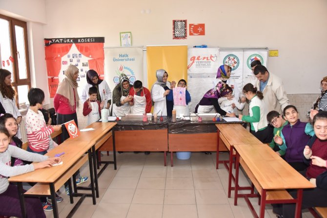 KOMEK ve tıp fakültesi öğrencileri özel gençleri mutlu etti
