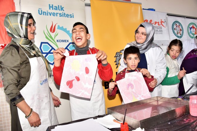 KOMEK ve tıp fakültesi öğrencileri özel gençleri mutlu etti