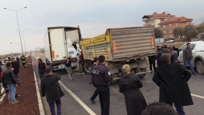 Konya’da kamyon tırın dorsesine çarptı: 1 ölü