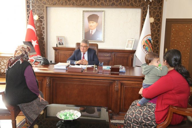 Vali Pekmez halk günü toplantısında vatandaşların sorunlarını dinliyor