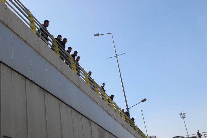 Otomobilin çarptığı motosiklet sürücüsü beton mikserinin altında can verdi