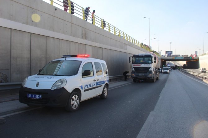 Otomobilin çarptığı motosiklet sürücüsü beton mikserinin altında can verdi