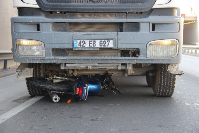 Otomobilin çarptığı motosiklet sürücüsü beton mikserinin altında can verdi
