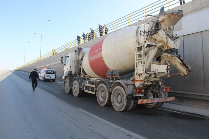 Otomobilin çarptığı motosiklet sürücüsü beton mikserinin altında can verdi