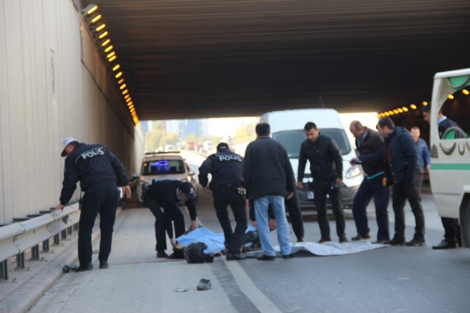 Otomobilin çarptığı motosiklet sürücüsü beton mikserinin altında can verdi