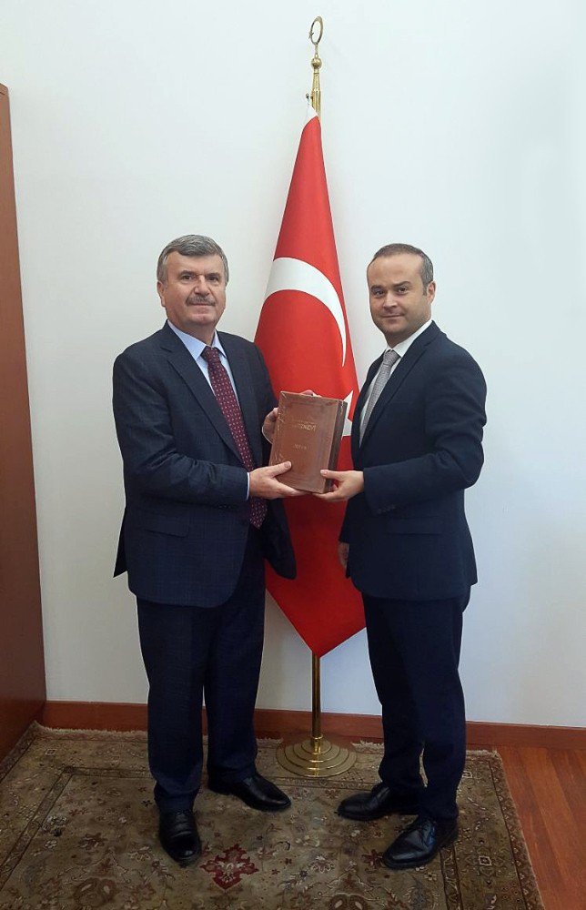 Akyürek: “Savaşları durdurmak için daha fazla inisiyatif alınmalı”