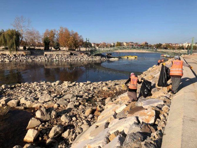 Beyşehir’de sahil şeridi temizliği