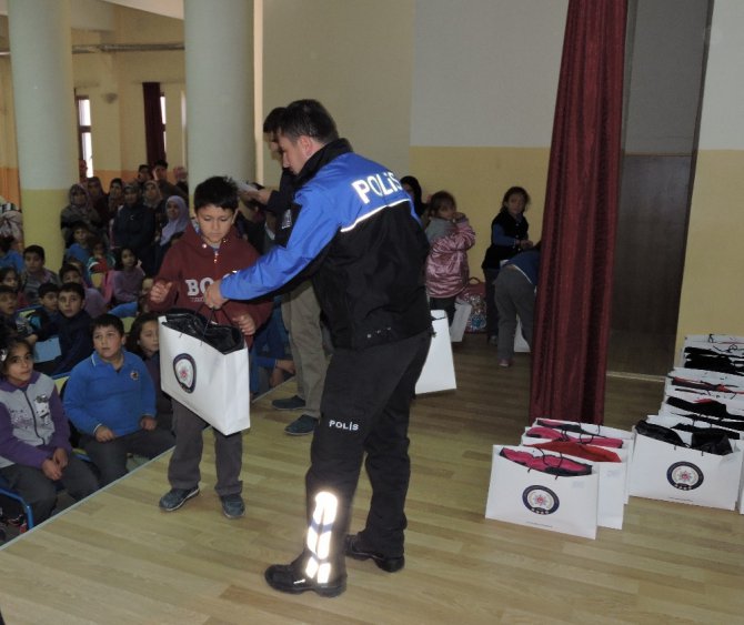 Aksaray polisinden öğrencilere kışlık mont yardımı