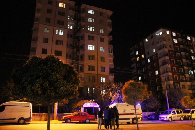 7’inci kattan atladı önce çam ağacının üzerine ardından yere düştü