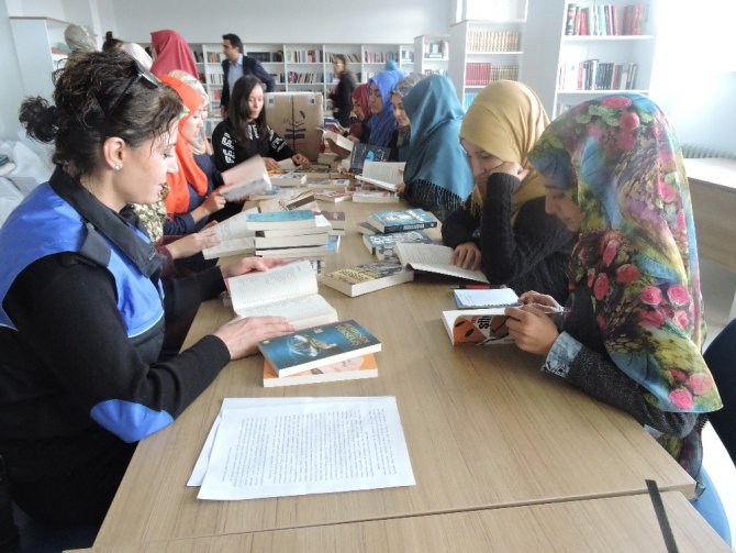 Aksaray emniyetinden kütüphanelere kitap desteği