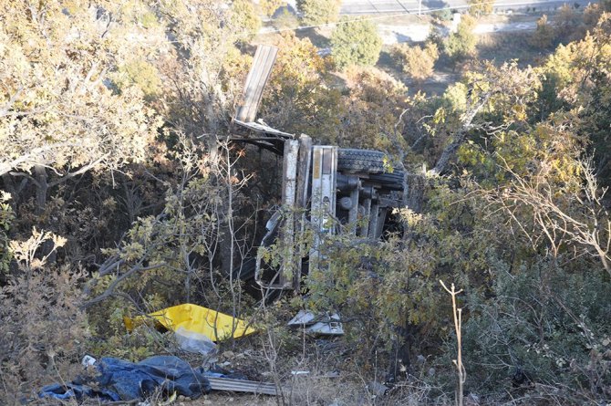 Şarampole yuvarlanan tırın dorsesiyle birlikte uçuruma yuvarlandı