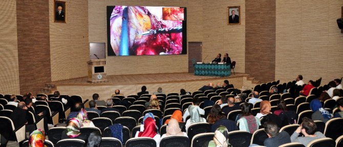 NEÜ’de canlı yayınla laparoskopik kolorektal cerrahi kursu verildi