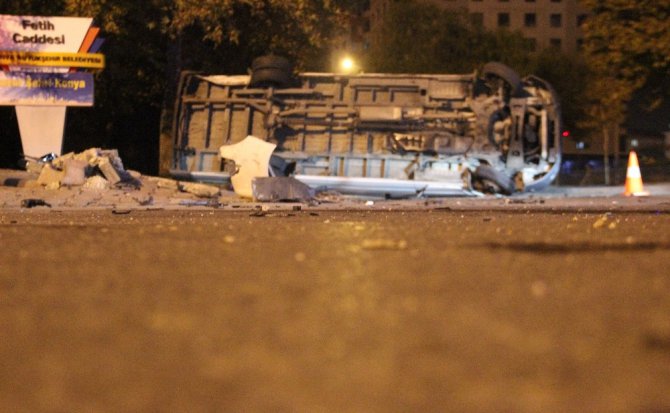 Alkollü otomobil kullanan sürücünün çarptığı midibüs yan yattı