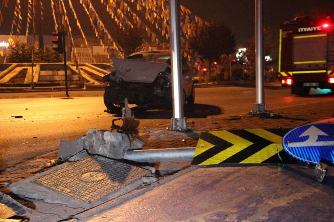 Alkollü otomobil kullanan sürücünün çarptığı midibüs yan yattı