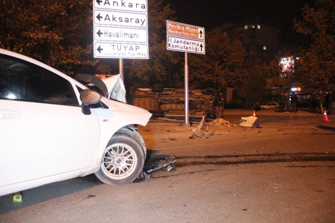 Alkollü otomobil kullanan sürücünün çarptığı midibüs yan yattı