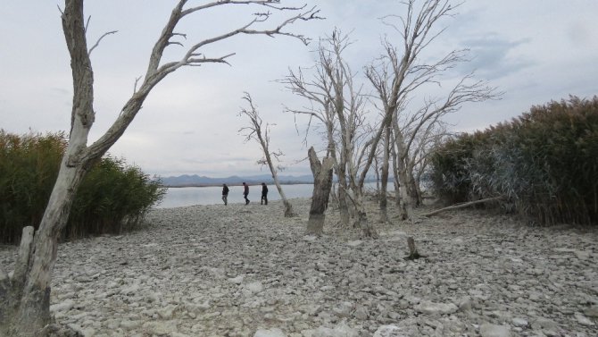 Beyşehir Gölü’nde su seviyesi düşünce küçük adacıklar ortaya çıktı