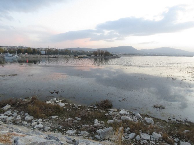 Beyşehir Gölü’nde su seviyesi düşünce küçük adacıklar ortaya çıktı