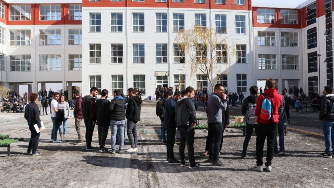 Üniversitede iki öğrenci gurubu arasında kavga: 3 yaralı, 8 gözaltı