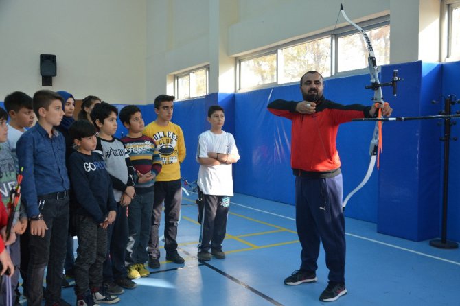 Ereğli ilçesinde okçuluk öğrenen sporcular destek bekliyor